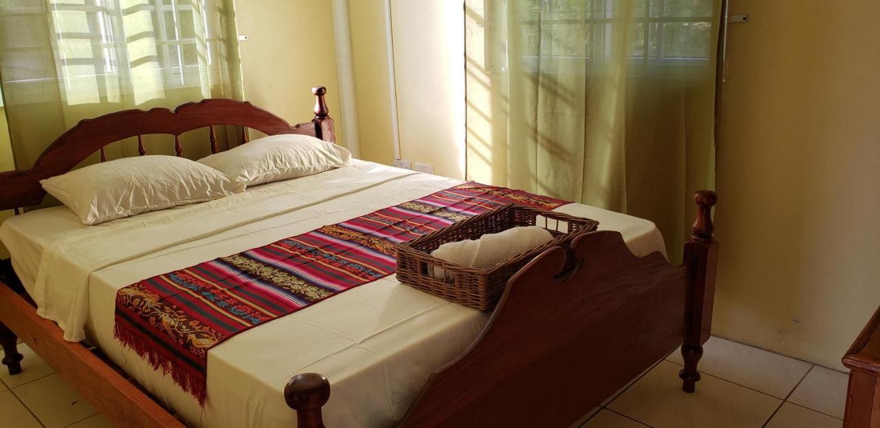 Unit 4 Private Apartment - Roseau Bagian luar foto